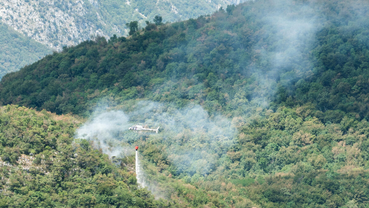 Incendi, dopo Cavazzo Carnico il fuoco divora i boschi a Gemona - 