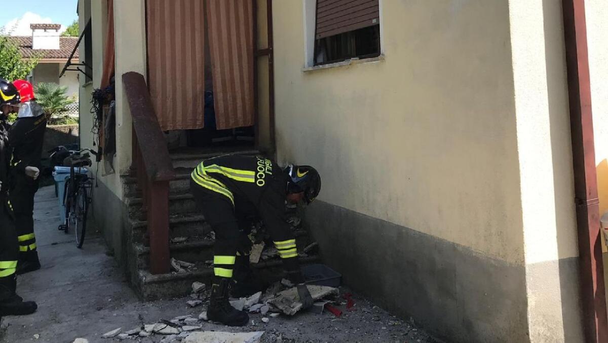 Fiume Veneto, crolla il cornicione della casa, ferita una donna - 