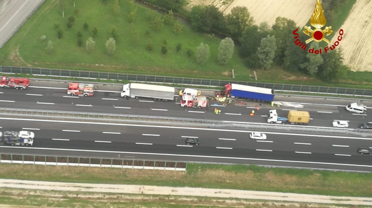 Inferno sul passante: 3 mezzi pesanti si scontrano, una persona incastrata - 