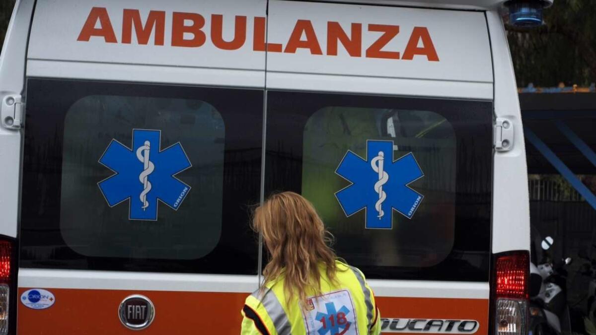 Aviano, mano incastrata nel nastro trasportatore: ferito gravemente - 