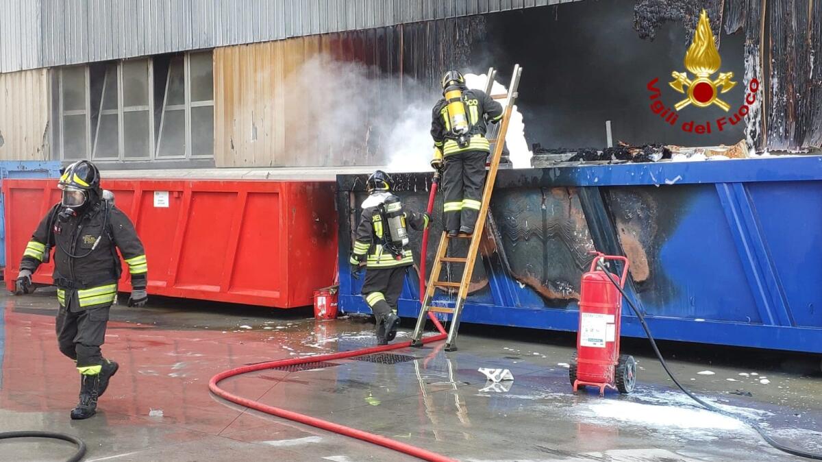 Marghera, brucia un cassone adiacente al magazzino: vigili del fuoco sul posto - 