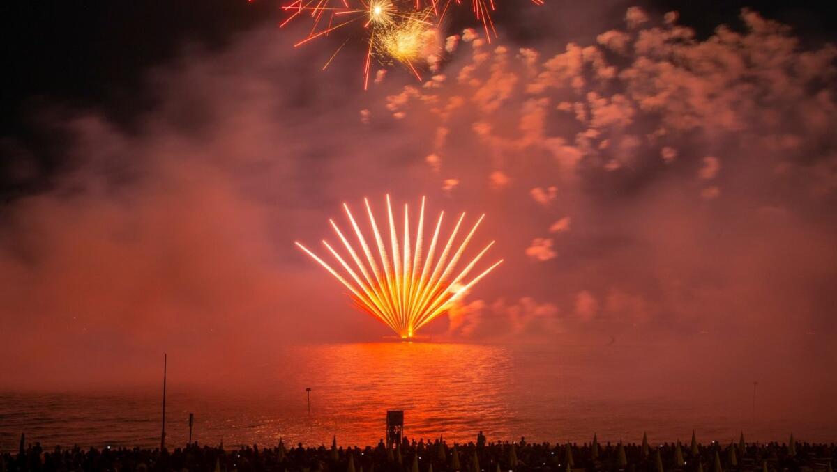 Lignano, "incendio del mare" da record: oltre 50 mila spettatori - 