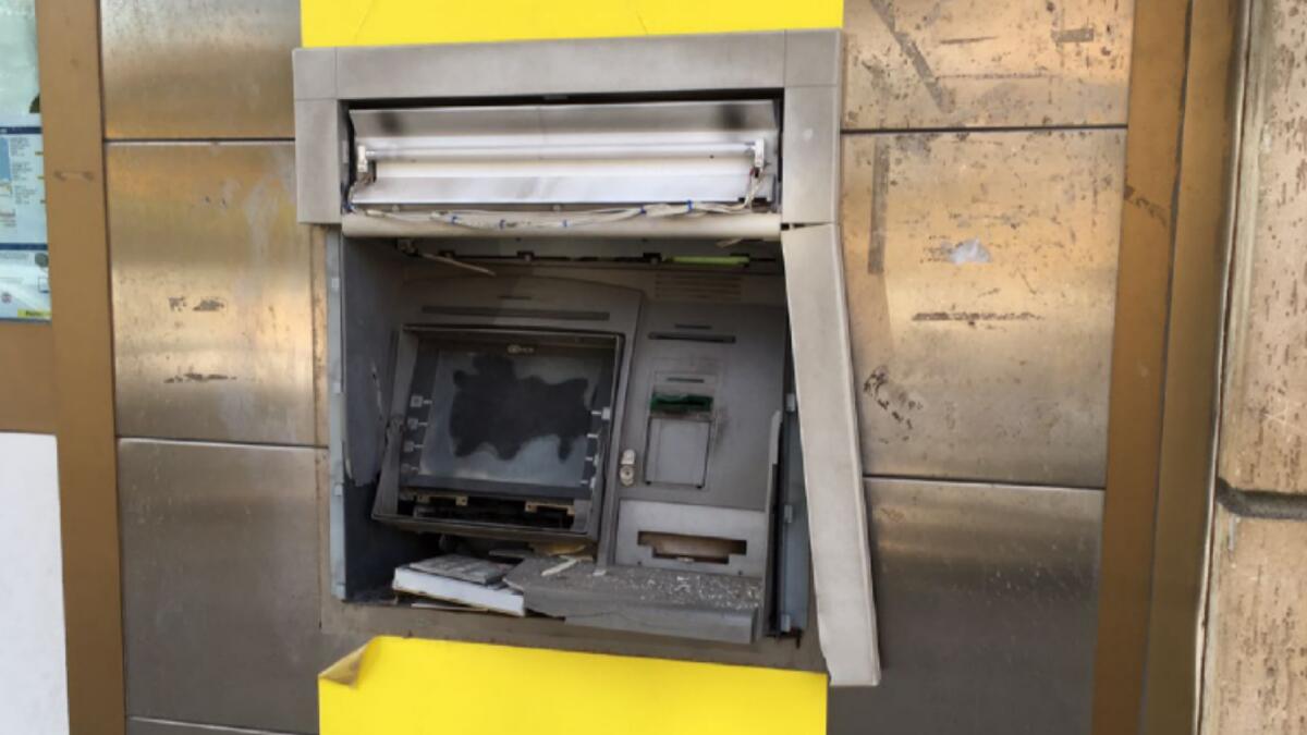 Pasiano di Pordenone, oscurano le telecamere e assaltano il Postamat - 