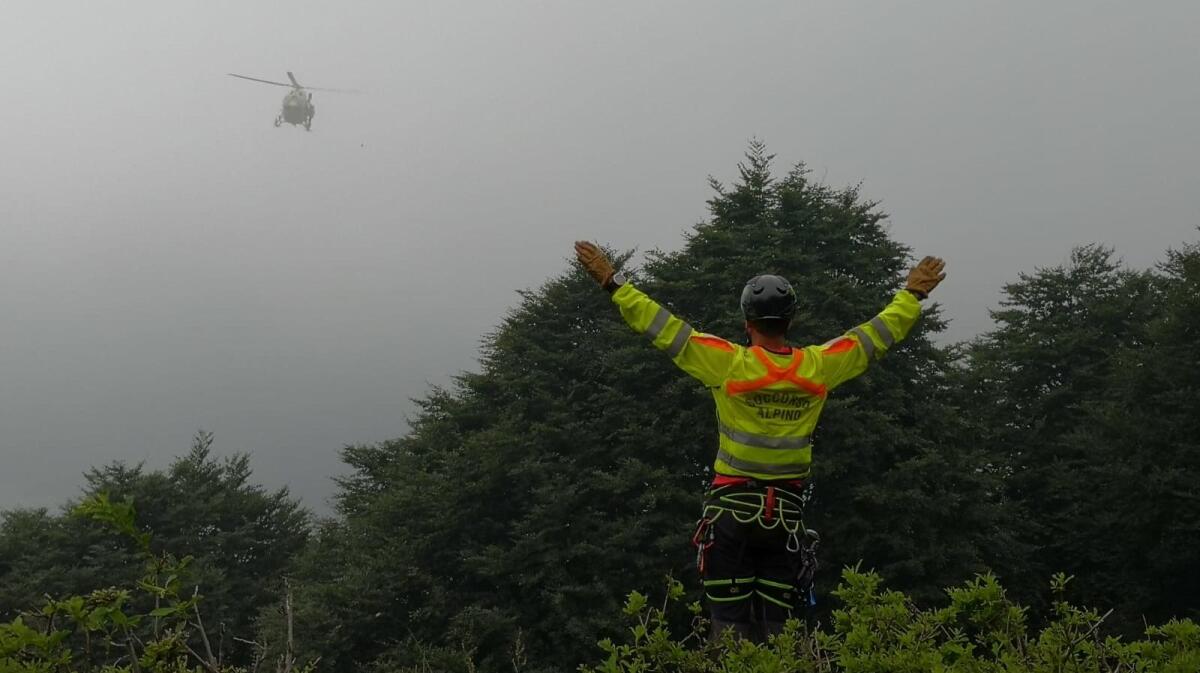 Meduno, precipita con il parapendio. Si cerca l'uomo ferito, immobilizzato tra i boschi - 