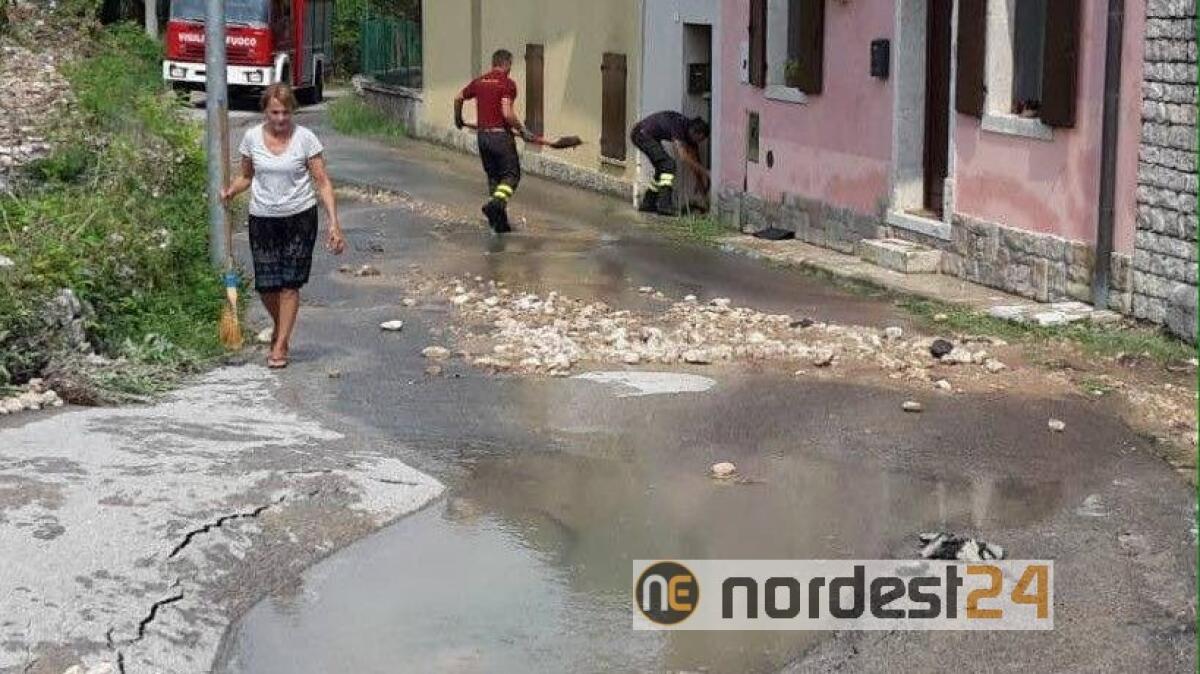 Aviano,  si apre una voragine di alcuni metri dopo la rottura di una tubazione - 