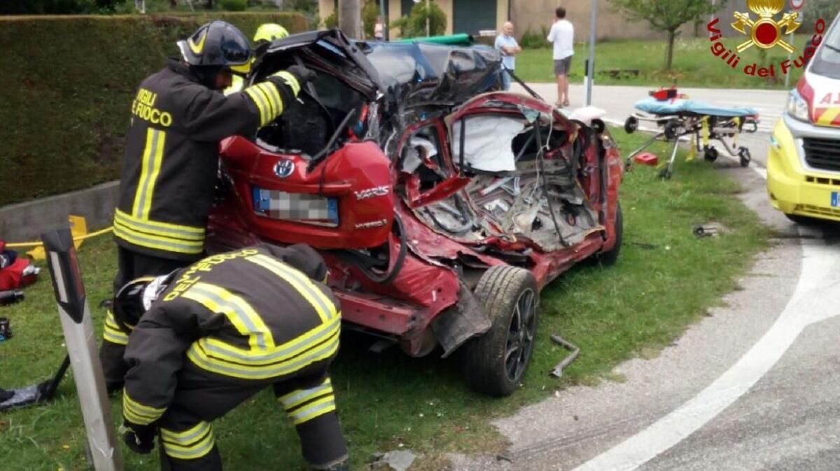 Travolta dal mezzo pesante rimane incastrata tra le lamiere - 