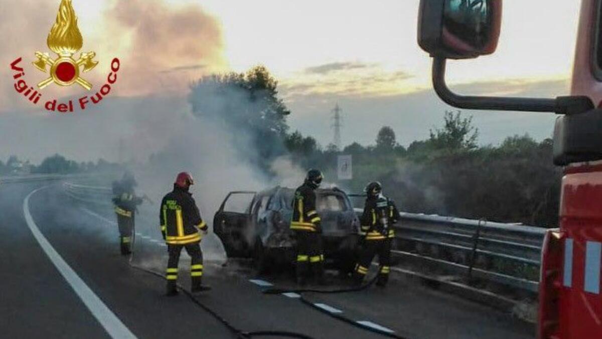 Auto a fuoco in A28 tra Sacile e Godega di Sant'Urbano: in salvo il conducente - 