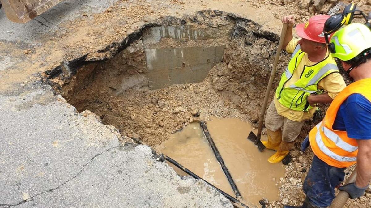 Aviano, si rompe un grosso tubo della linea centrale: disagi - 