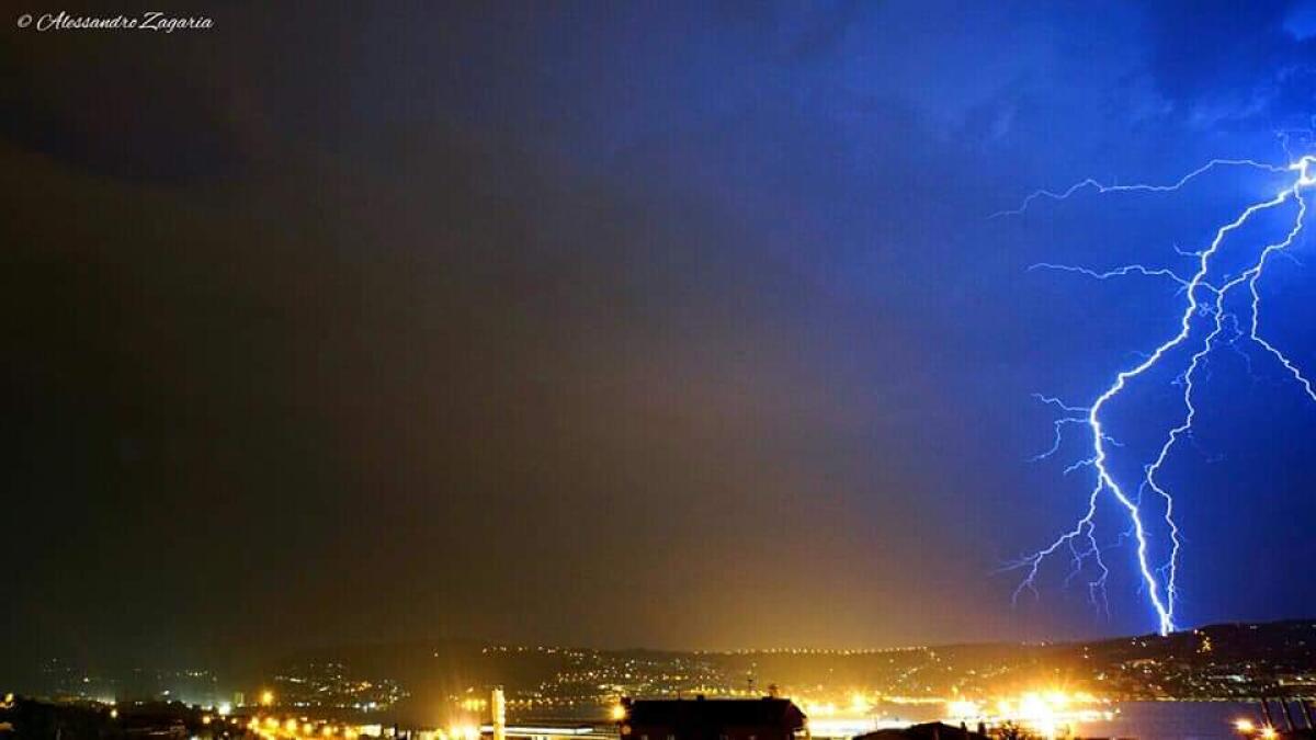 Trieste, spettacolo di fulmini nella notte tra Carso e Mare. Le foto - 