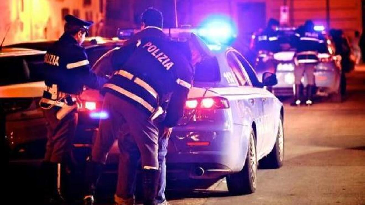 Trieste, la polizia lo ferma per un controllo: 18enne reagisce con calci e pugni al volto - 