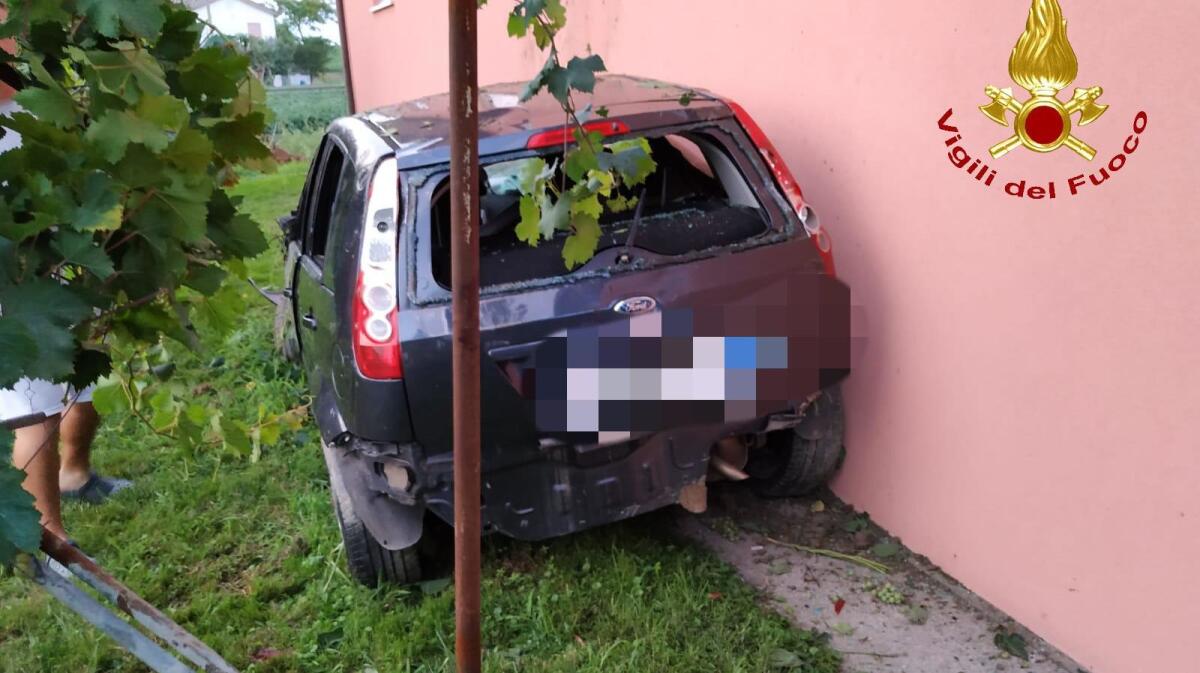 Schianto contro il muro di un'abitazione: feriti 4 ragazzi - 