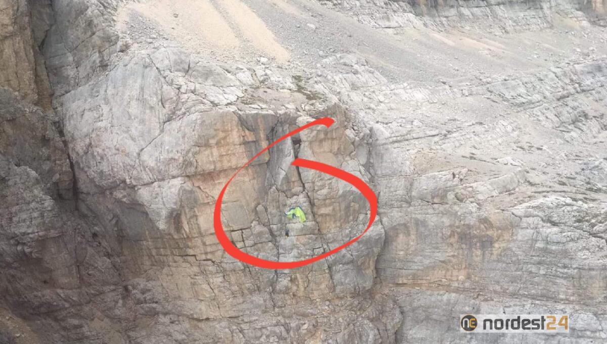 Precipita col parapendio e rimane sospeso nel vuoto a 2.500 metri - 