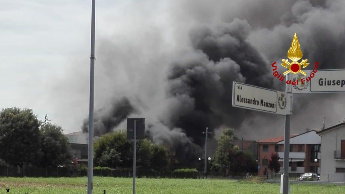 Vasto incendio nella carpenteria metallica, vigili del fuoco sul posto - 