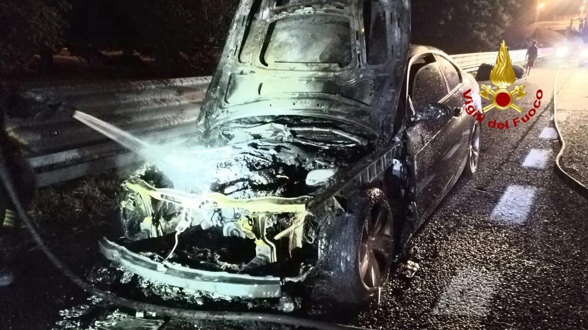 Bmw a fuoco nella notte in A4: famiglia con due bimbi escono appena in tempo - 