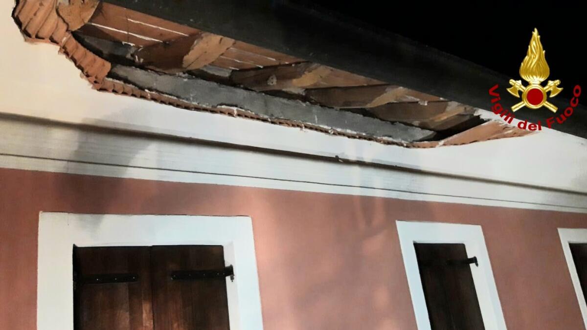 Cinto Caomaggiore, crolla il cornicione: evacuate due famiglie - 