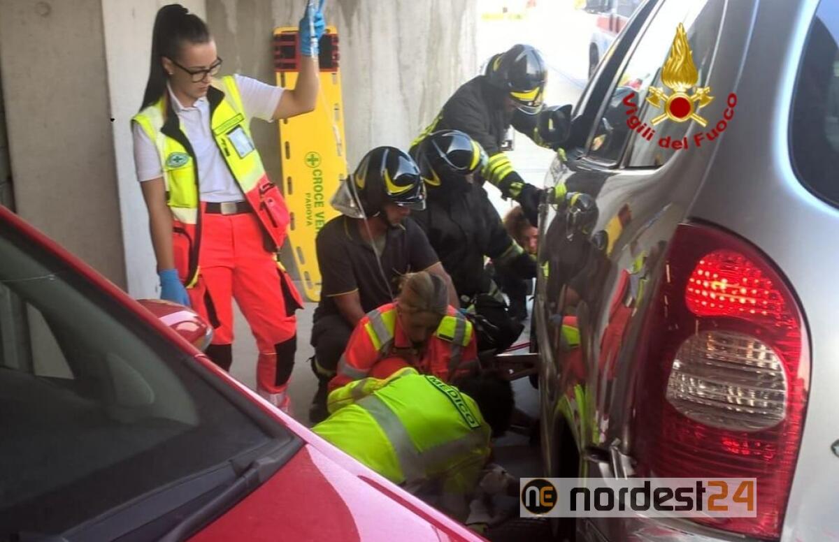 Parcheggia, ma dimentica il freno a mano: travolto dall'auto, è grave - 