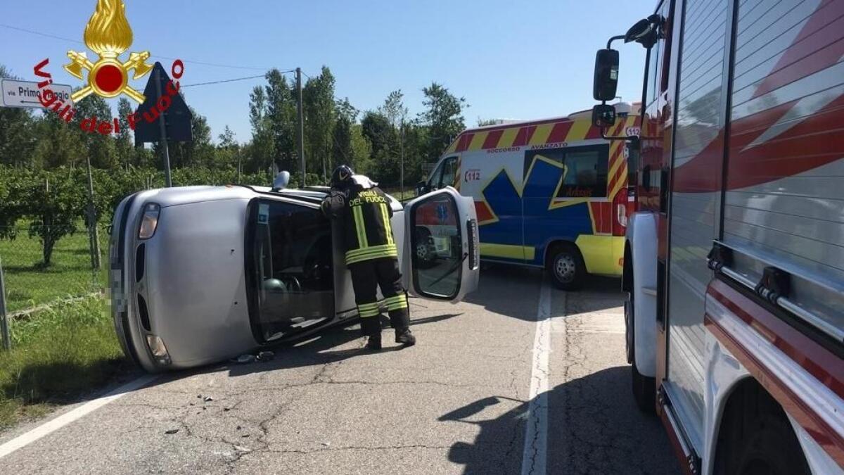 Azzano Decimo, scontro tra due auto all'incrocio: una si rovescia sul fianco - 