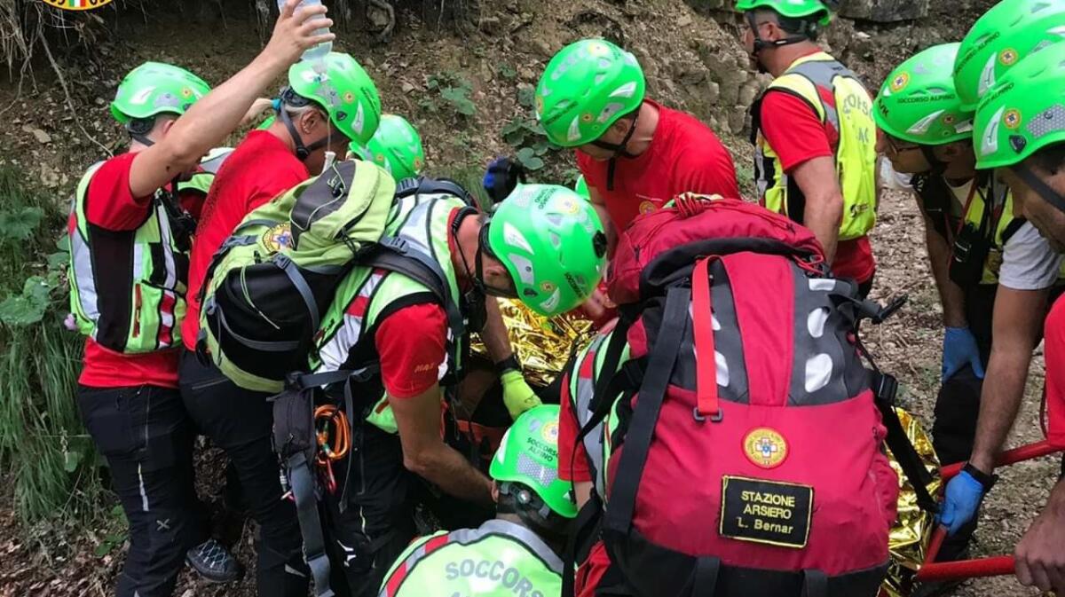 Cerca funghi, ma scivola e vola per alcuni metri: soccorso un 72enne - 