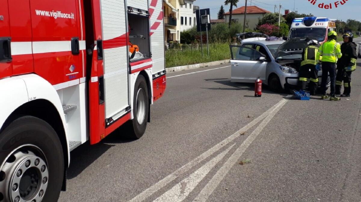 Sacile, malore al volante: invade l'aiuola e si rovescia più volte - 