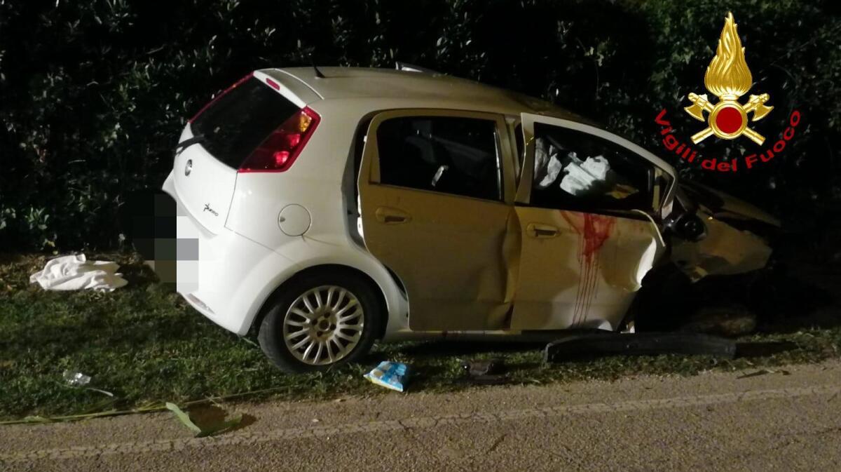 Perde il controllo dell'auto e si schianta: tre persone ferite - 