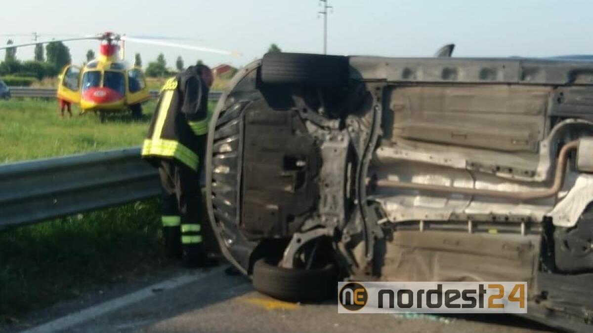 Scontro tra auto alla rotonda: ferite due donne - 