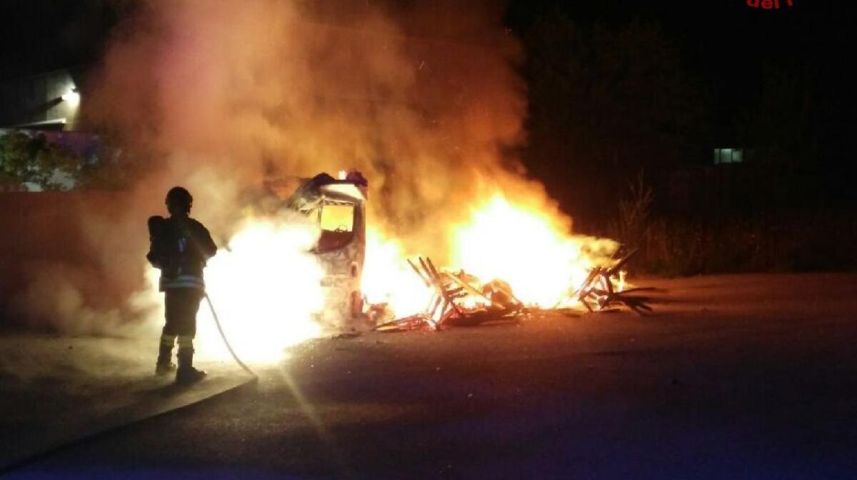 Fontanafredda, incendio distrugge un furgone: i due occupanti si salvano in tempo - 
