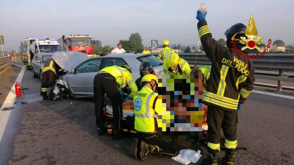 Perde il controllo dell'auto in tangenziale: 41enne incastrato tra le lamiere - 