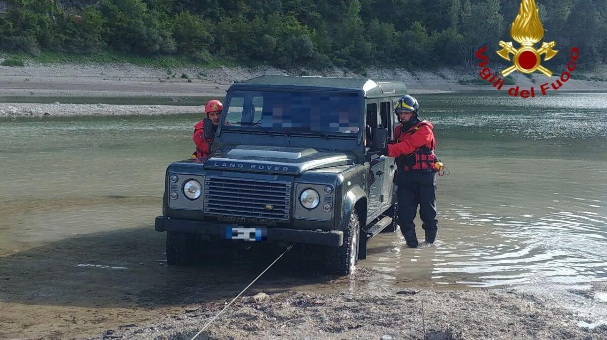 Tramonti di Sopra, bloccati dentro il lago con il fuoristrada: in salvo una famiglia - 