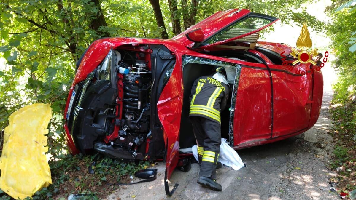 Esce di strada e si rovescia con l'auto: ferita una donna - 