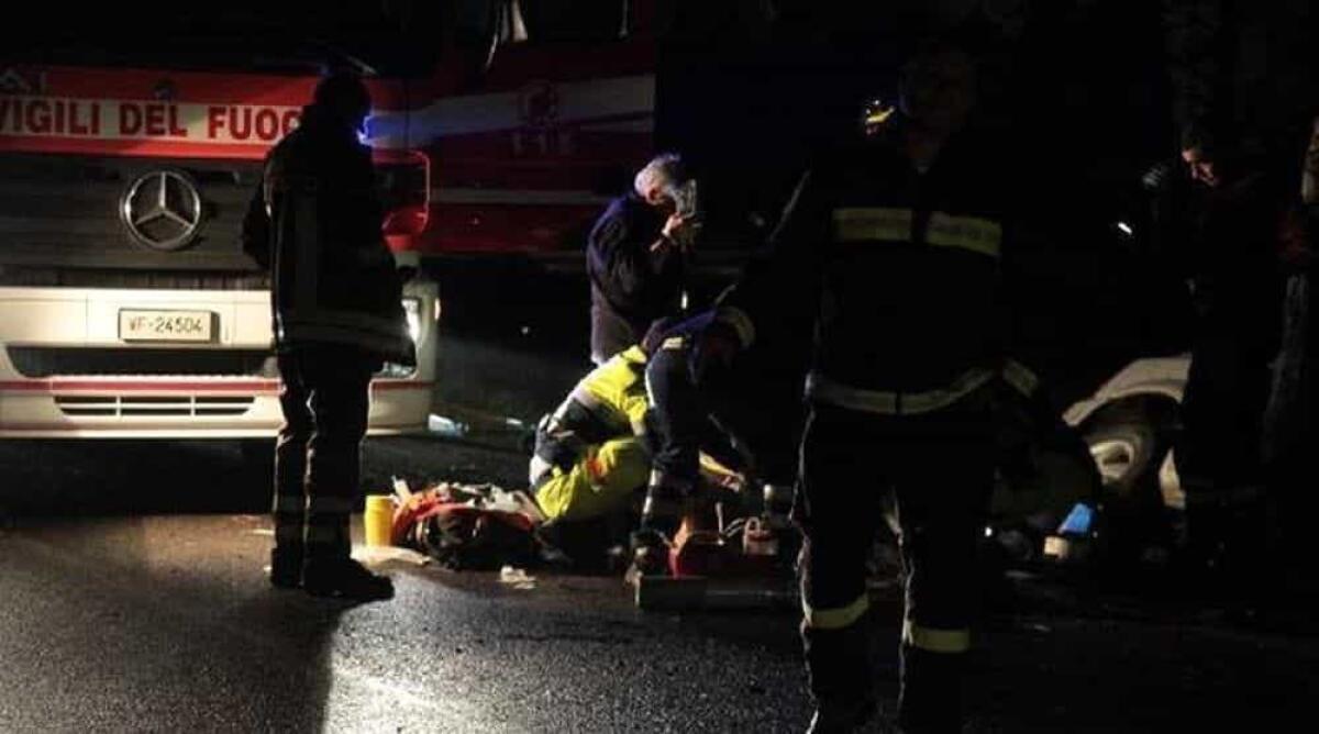 Schianto tra moto e auto sulla strada per il mare: 30enne in gravi condizioni - 