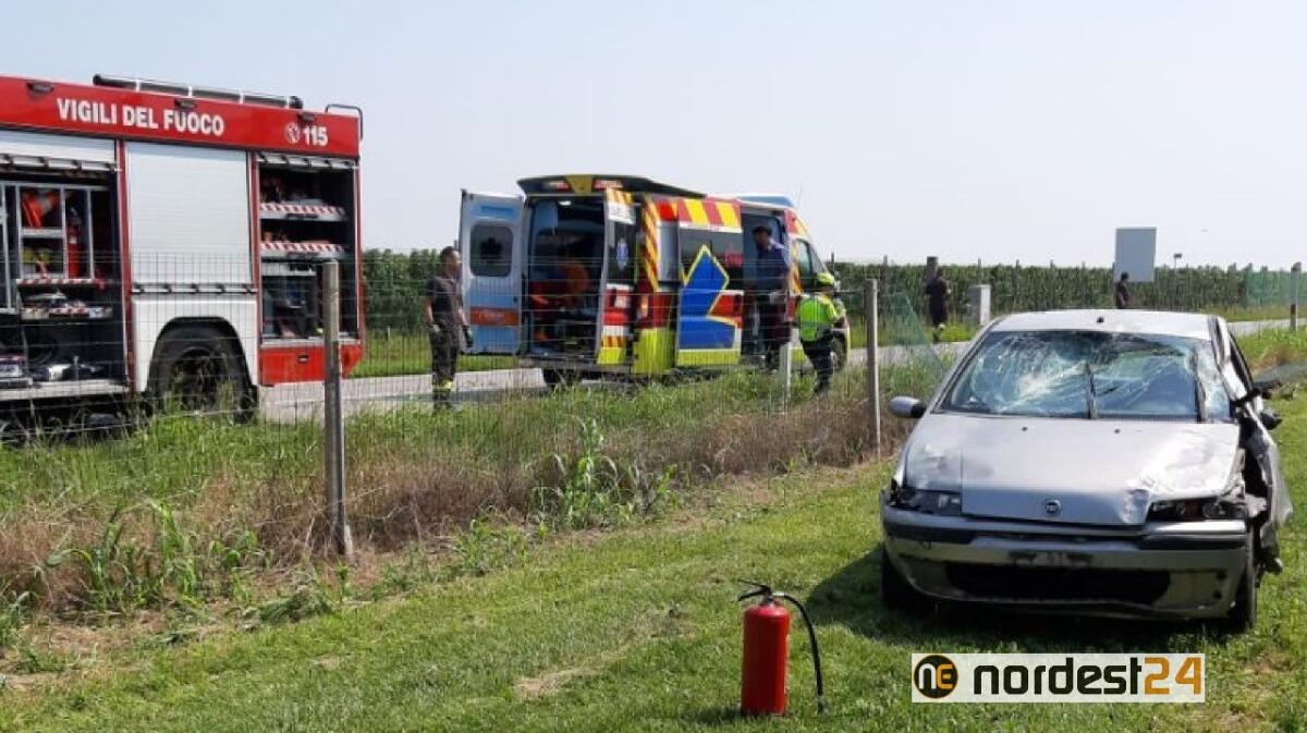 Sequals, sbanda con l'auto, sfonda la recinzione e finisce nel campo - 