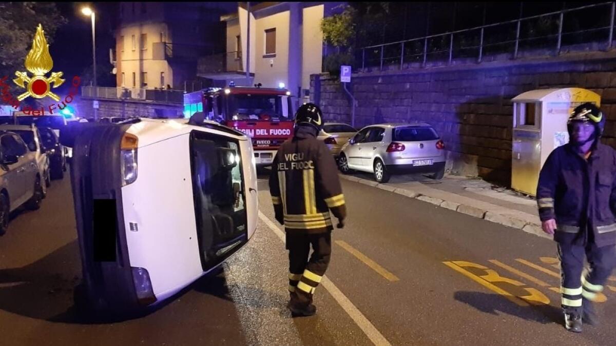 Trieste, perde il controllo del mezzo e si ribalta. Nell'auto anche un minore - 