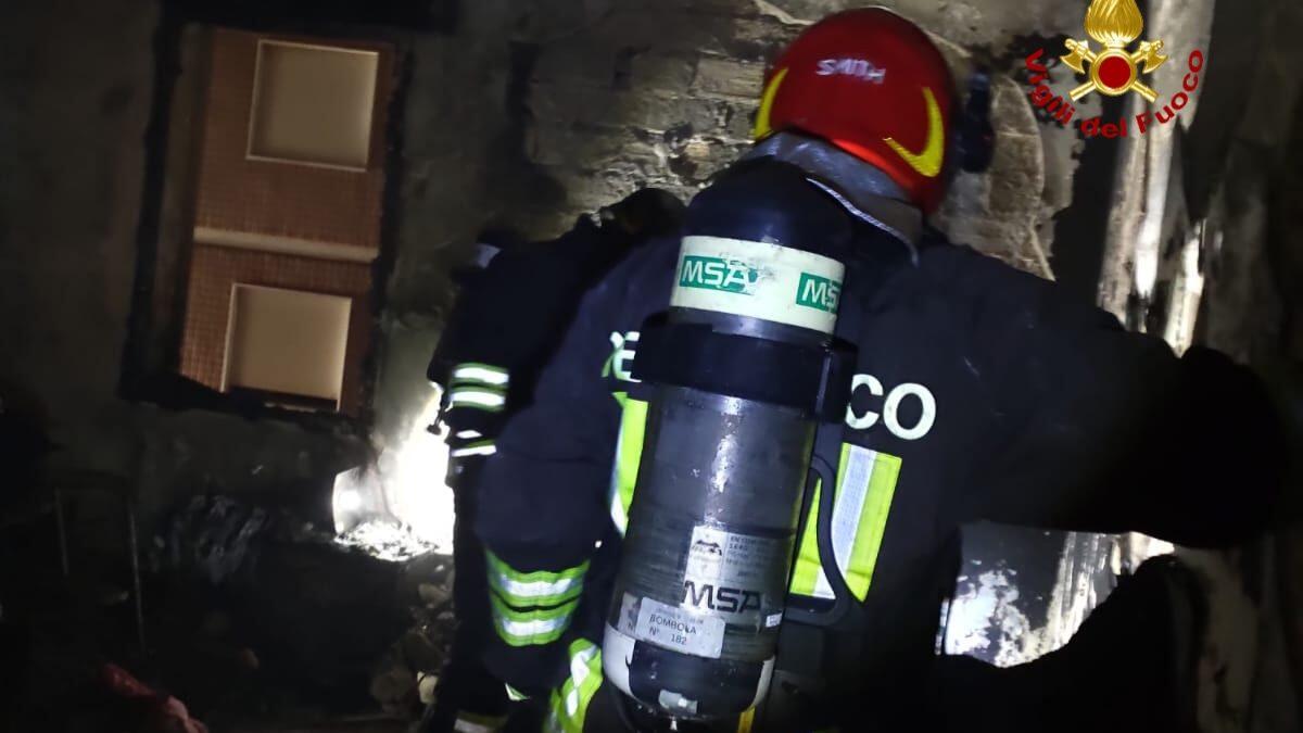Incendio in appartamento, 4 persone svegliate dal fumo si salvano - 
