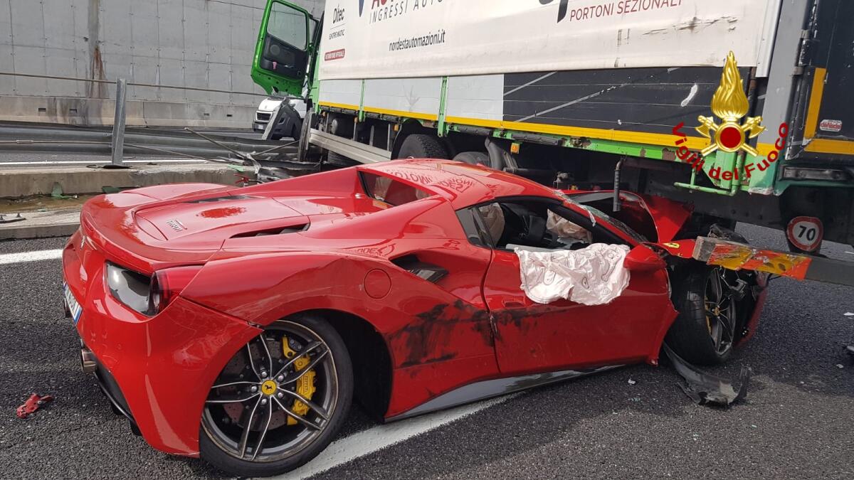 Incidente in A4: Ferrari incastrata sotto al camion - 