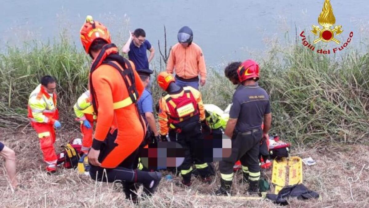 Scivola e cade in acqua: donna salvata dai Vigili del Fuoco - 