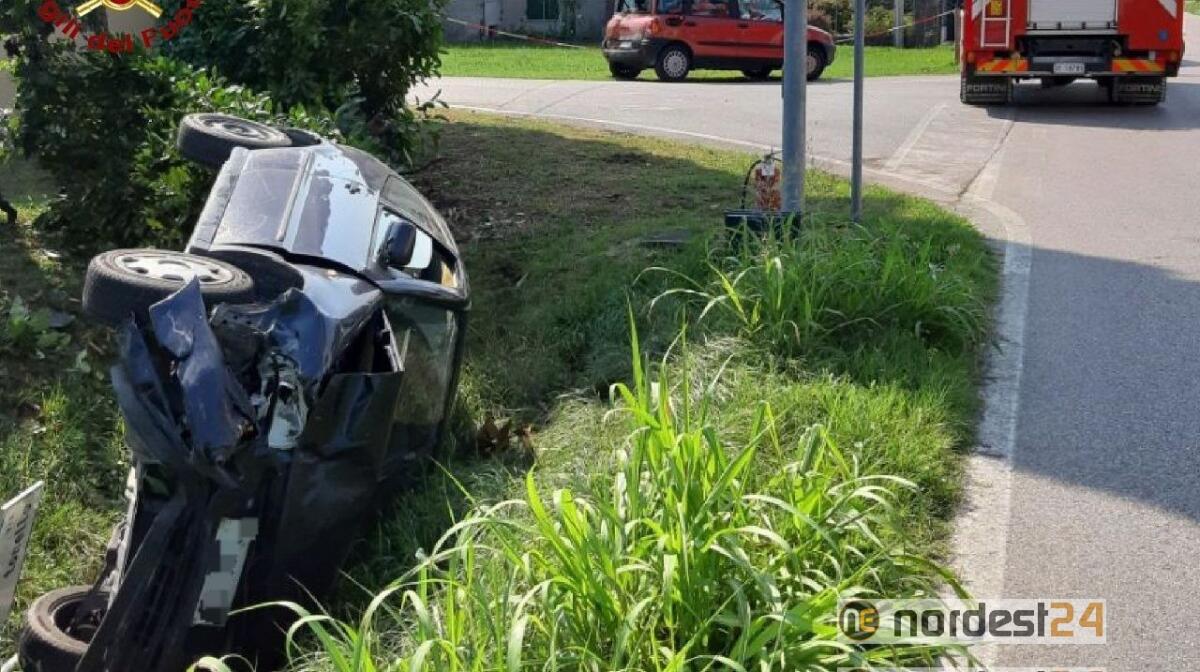 San Martino al Tagliamento (Pn), tamponamento tra 2 auto: una finisce nel fosso e si rovescia - 