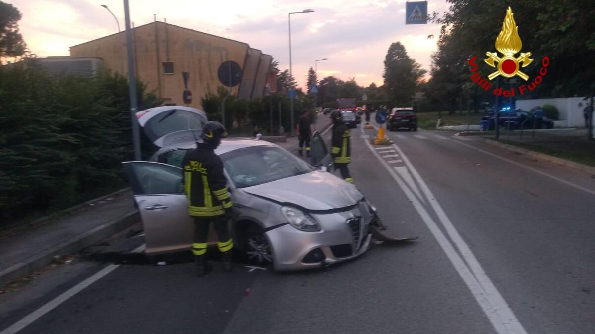 Selvazzano Dentro, schianto contro lo spartitraffico: un ferito - 