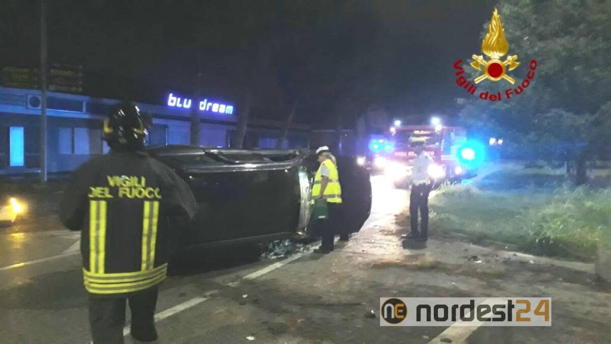 Finisce con l'auto contro il New Jersey e si rovescia: ferito l'autista - 