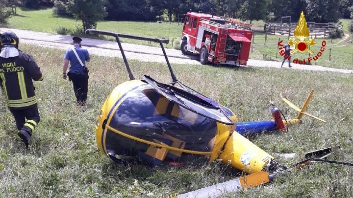 Elicottero ultraleggero precipita: miracolati i due piloti - 