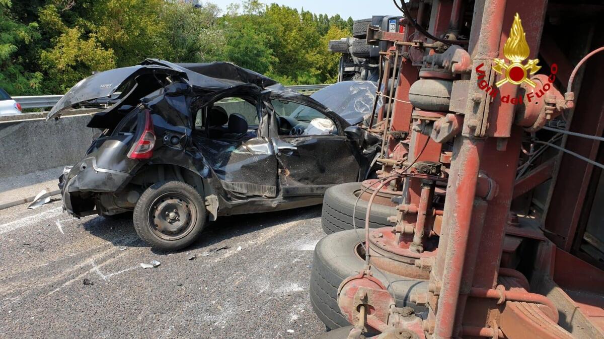 Incidente in A4 tra tra Tir e auto: 4 feriti e traffico bloccato - 