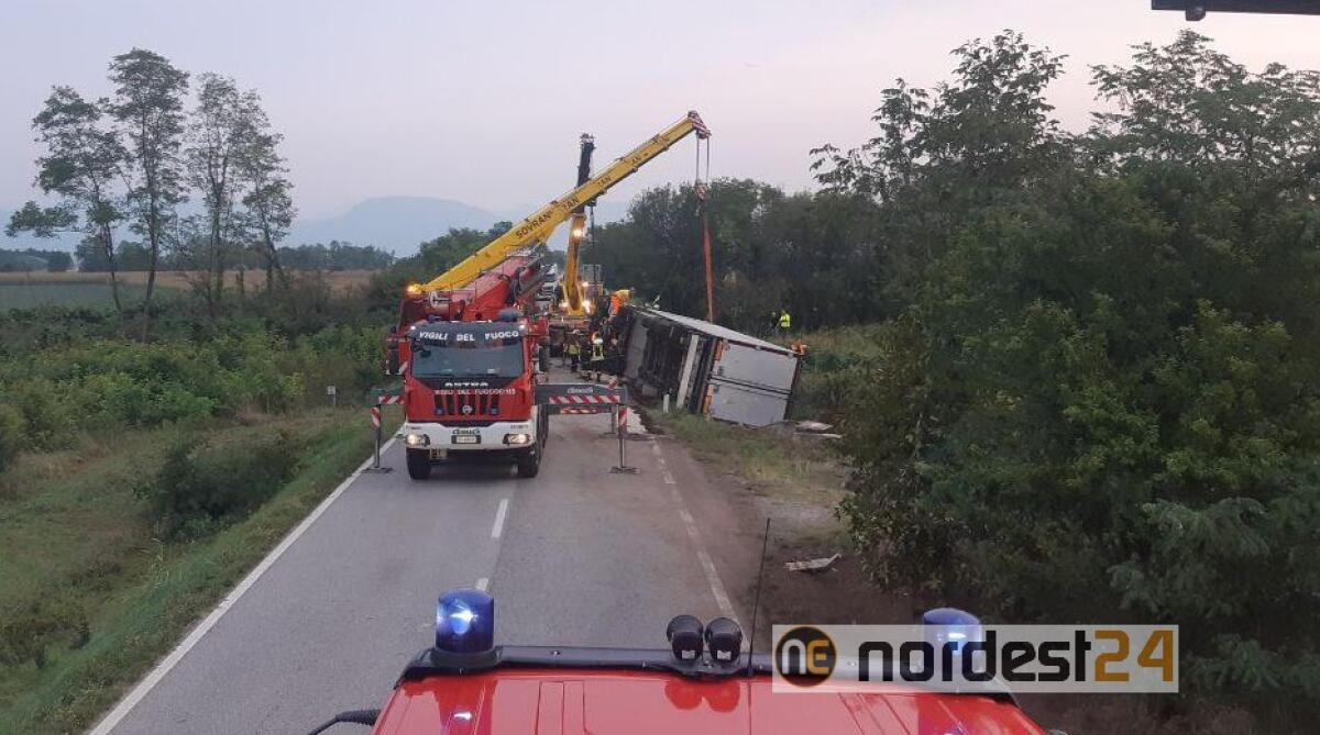 Flaibano, camion carico di 1600 cosce di prosciutto si ribalta nella notte - 