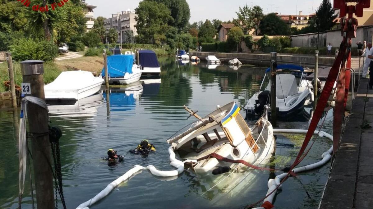 Cervignano, barca di 10 metri affonda nel fiume: maxi lavoro per recuperarla - 