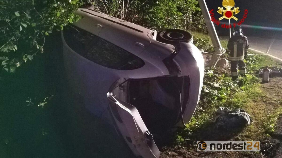 Incidente a Conco, l'auto si rovescia: ferito l'autista - 