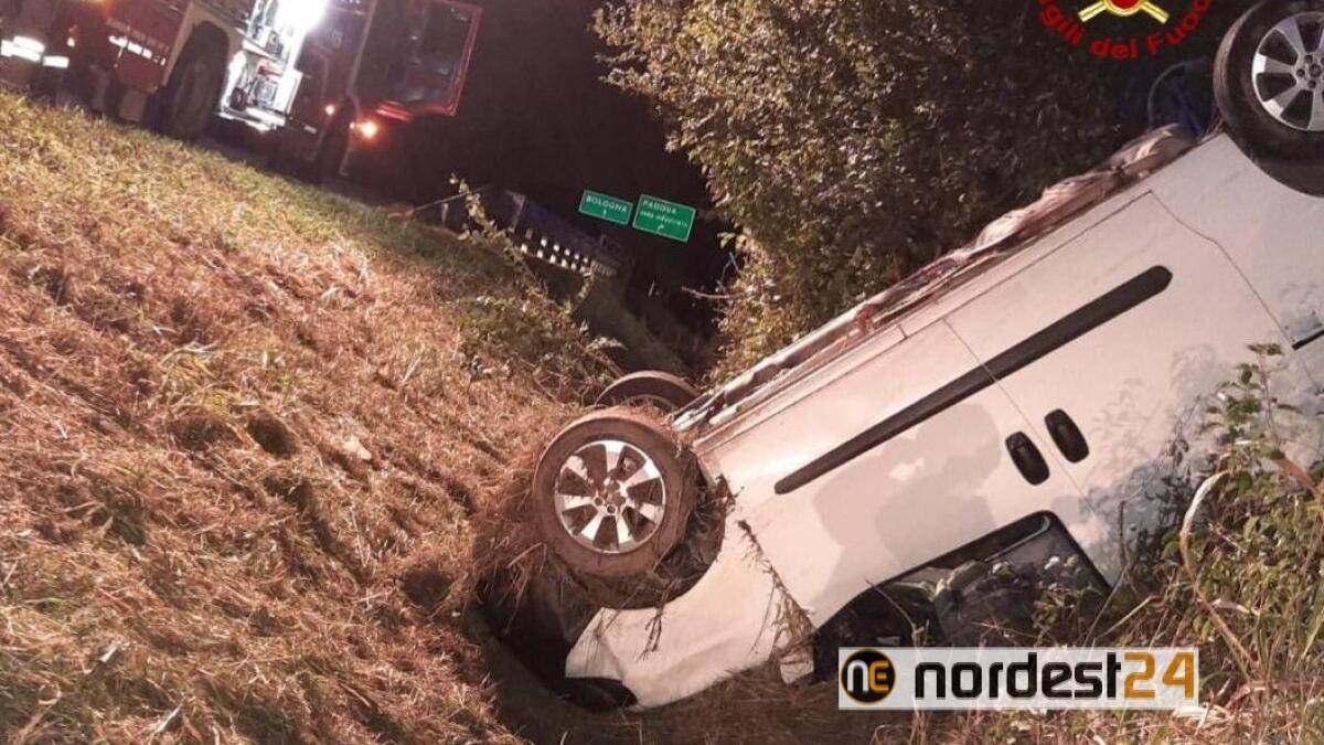 Incidente in A13, furgone fuori strada: ferito l'autista - 