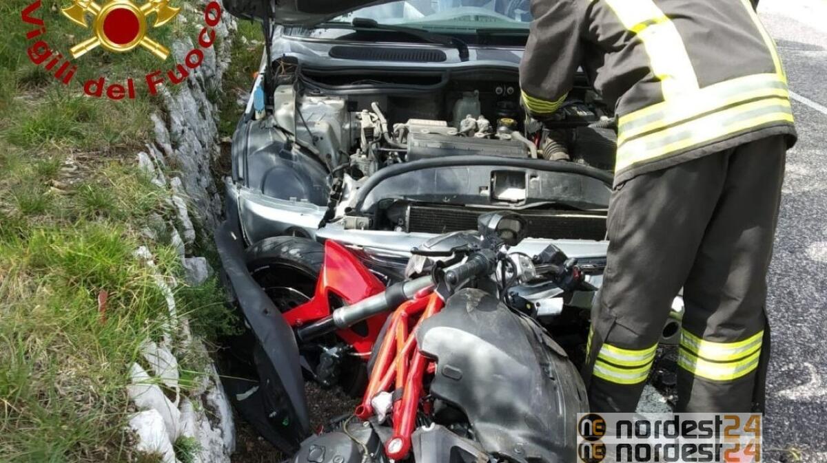 Arcola di Barcis. Schianto frontale tra moto e auto: grave il centauro - 