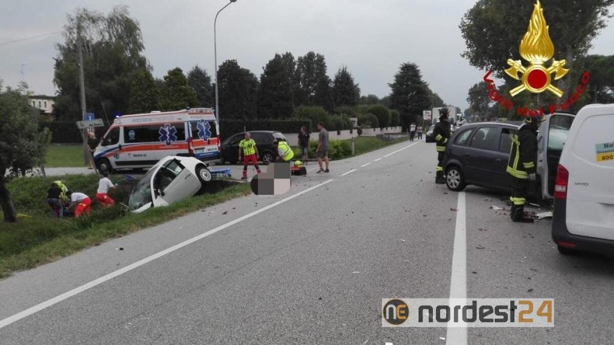 Grave scontro tra tre auto: 4 persone ferite - 