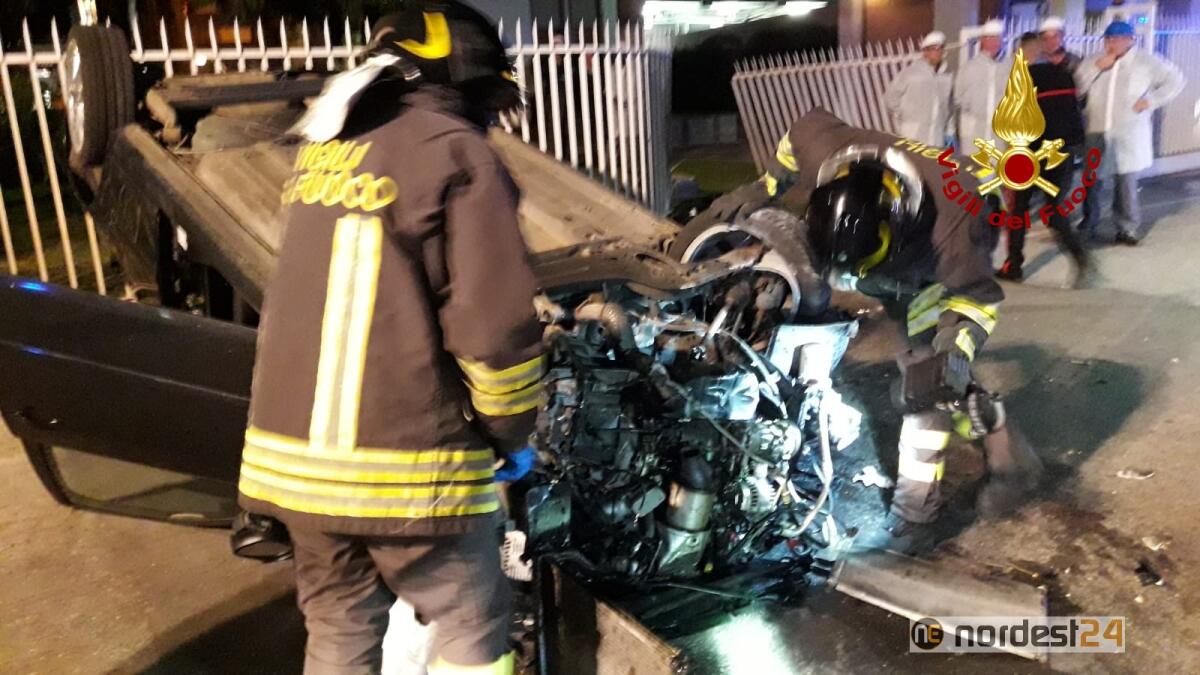 Perde il controllo dell'auto, si cappotta e sfonda una recinzione - 