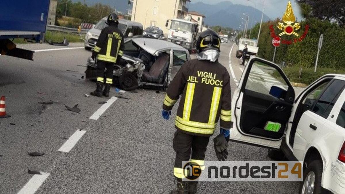 Maxi incidente tra 3 auto e un furgone: 4 feriti e contatore del gas divelto - 
