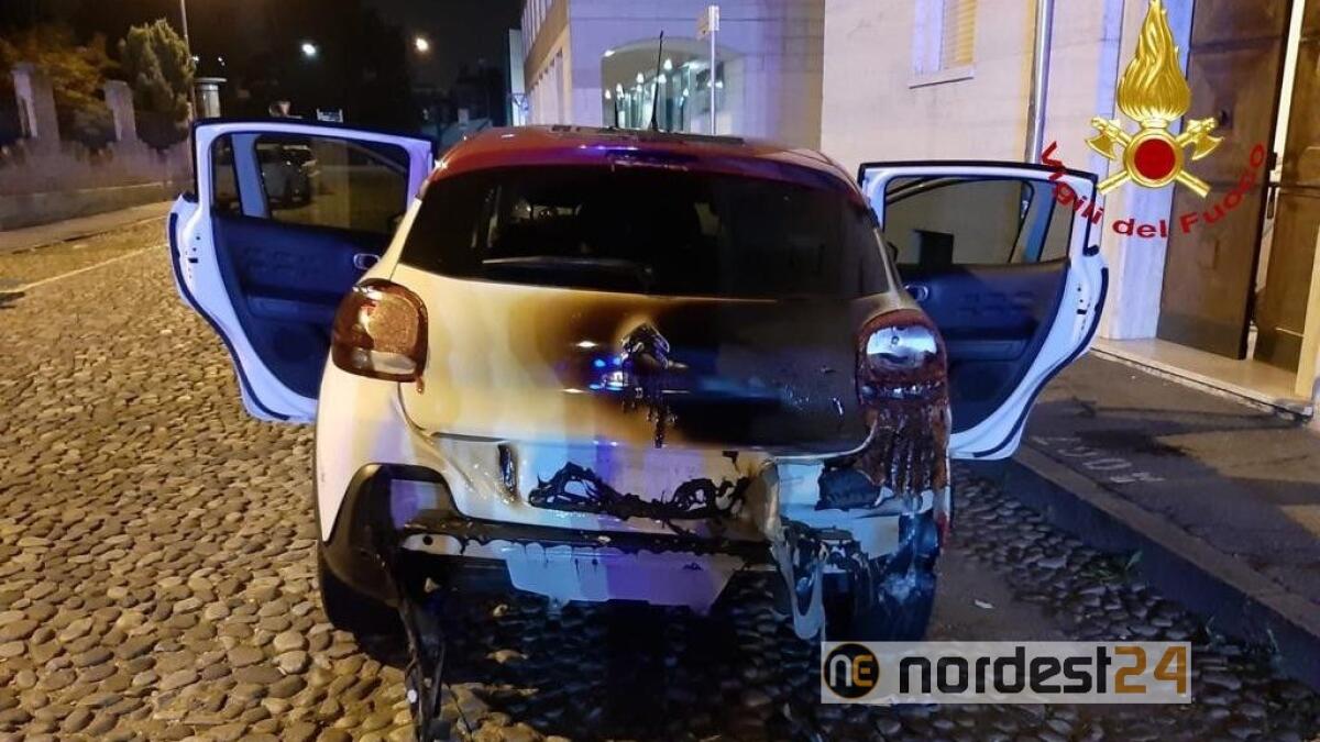 A fuoco quattro cassonetti dei rifiuti: coinvolta anche un'auto - 