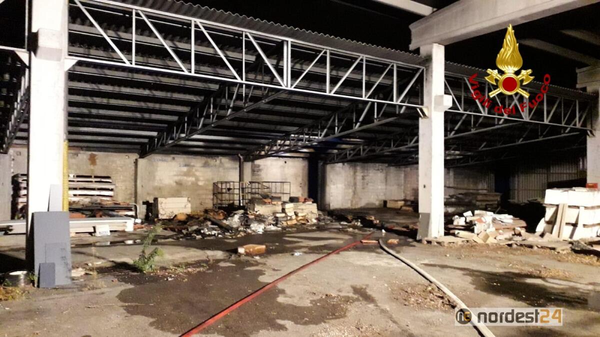Incendio di un capannone a Vigodarzene: vigili del fuoco domano le fiamme - 